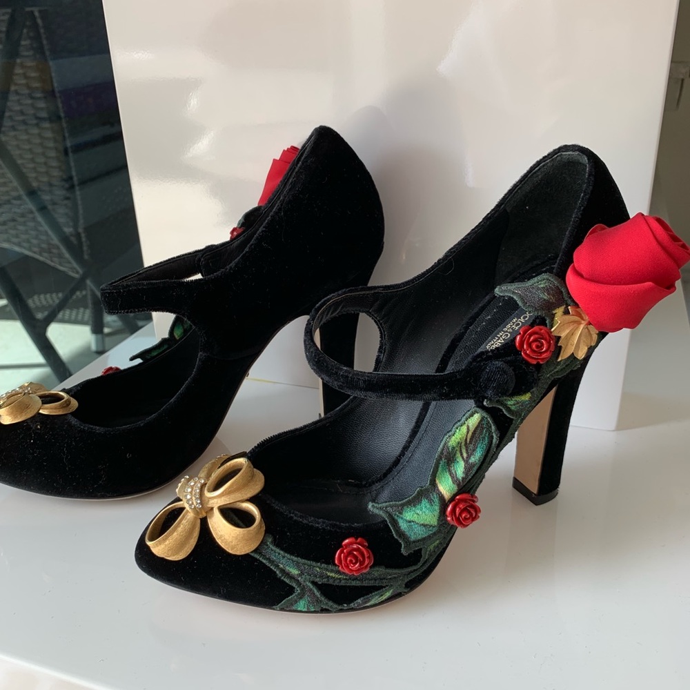 Dolce&Gabbana black velvet flowers heels!!!